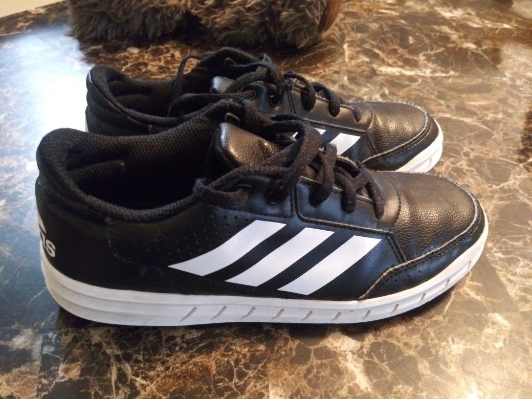 Good Condition/Adidas size 5 Youth.-