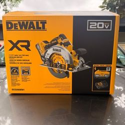 DEWALT 20V MAX XR 7-1/4" Brushless Circular Saw Kit (DCS590WW1) — New in Box