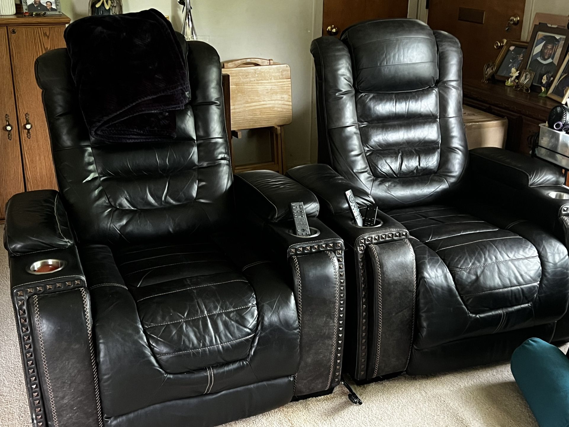 Set Of 2 Leather Recliners