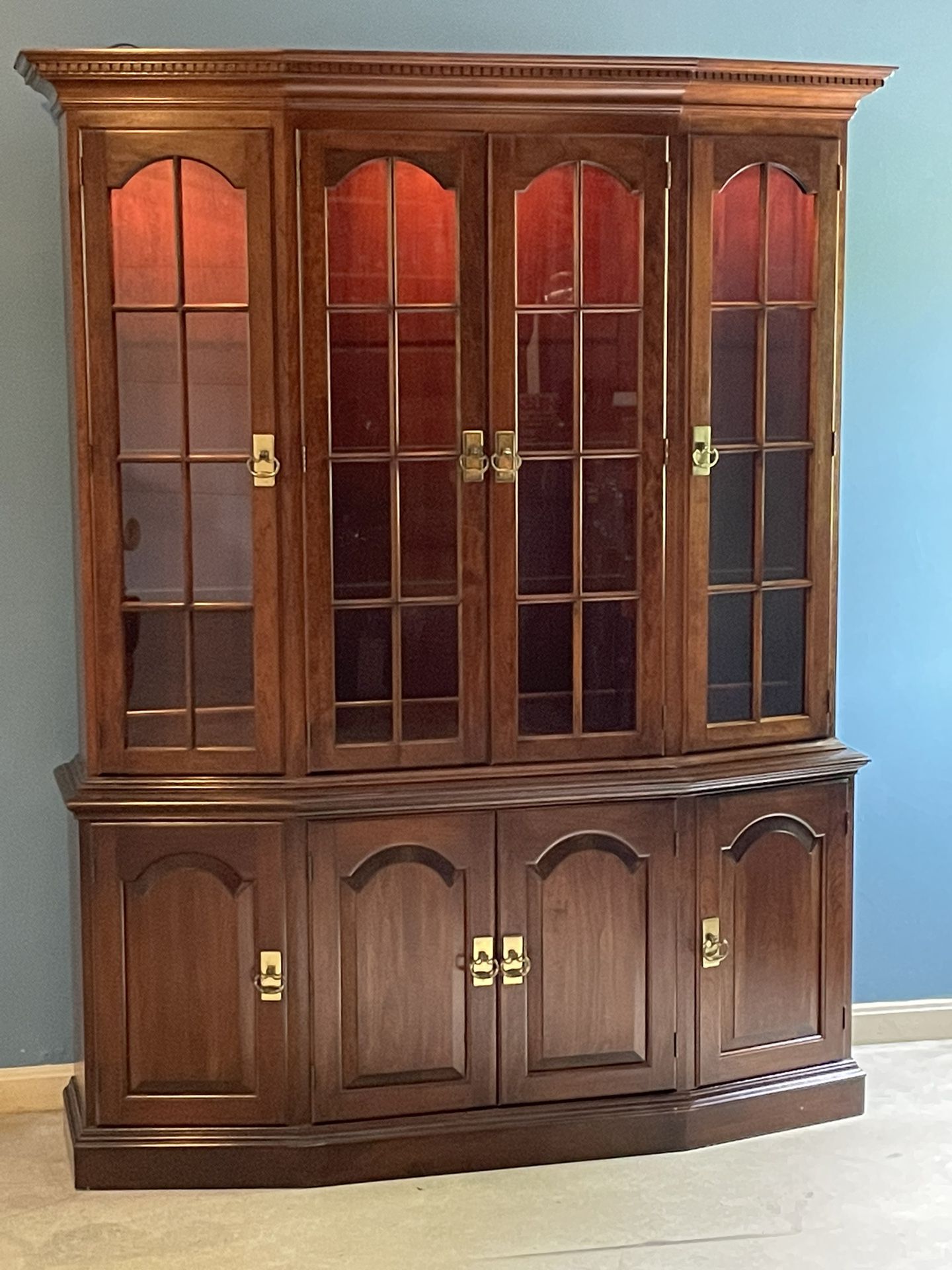 China Cabinet With Hutch