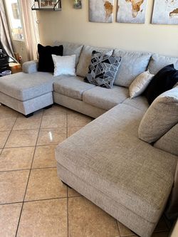 DELIVERY AVAILABLE 🚛! Gorgeous Sectional Couch with double chaise