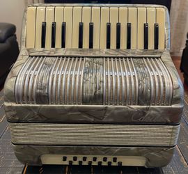 Castle 🏰 Accordion 🪗 Made in Italy 🇮🇹 25/12