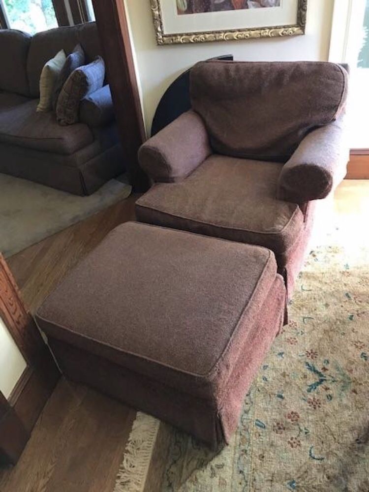 Super comfortable Ottoman Chair in great condition!