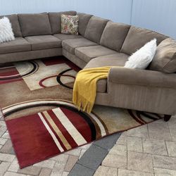 Havertys, 3-Pieces sectional couch with chaise. Delivery available for an additional cost. 