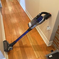 Cordless vacuum