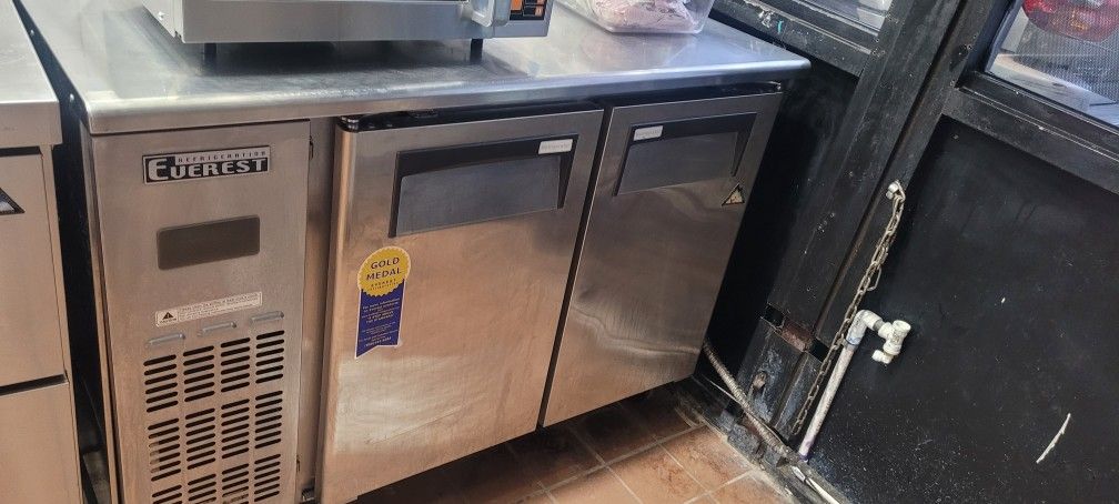 EVEREST Refrigerator