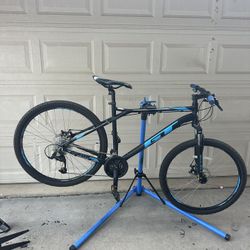 GT Agressor pro large 27.5 upgraded shifter/grips mountain bike