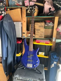 Bajo electrico con su aplificador