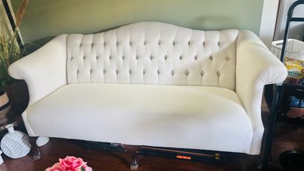 Chesterfield-style sofá