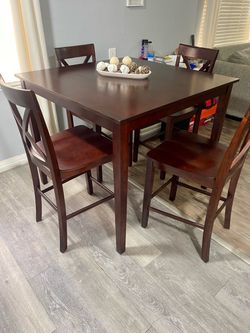 BEAUTIFUL SOLID WOOD TABLE AND 4 CHAIRS – LIKE NEW
