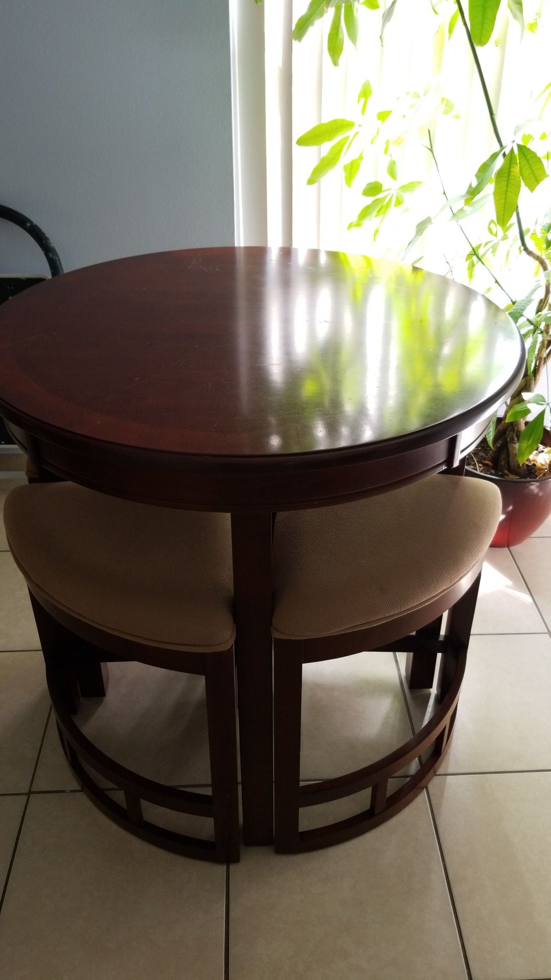 Kitchen table with 4 pull out chairs