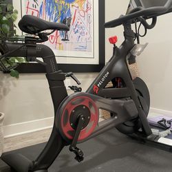 Peloton Bike With 22in Screen 
