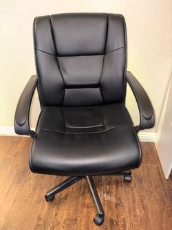 Rolling office chair with arm rests