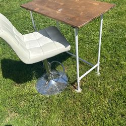 Table/desk and chair