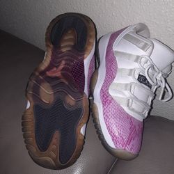 NIKE AIR JORDAN 11 RETRO LOW SNAKESKIN PINK/ SIZE 4Y