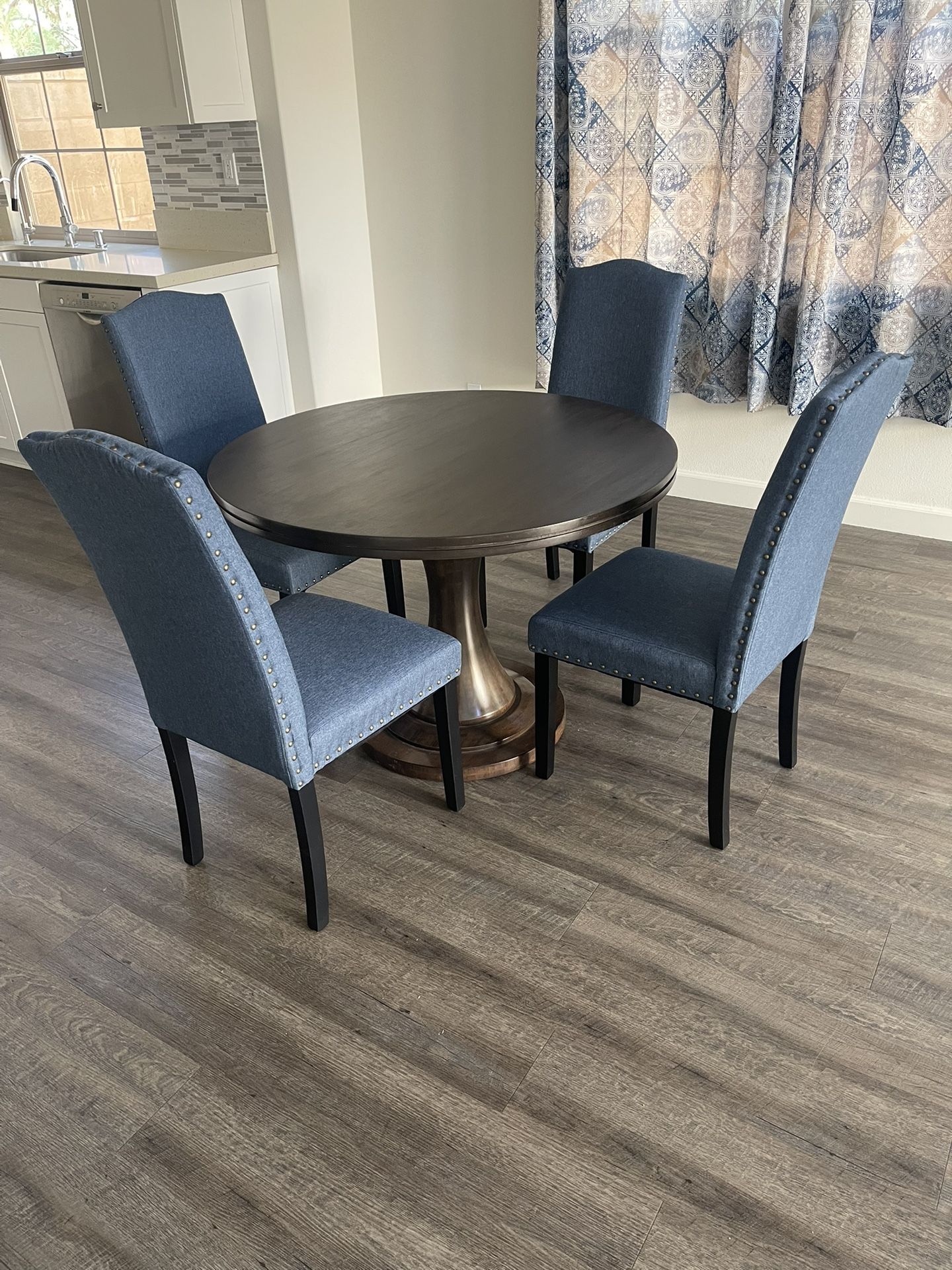 Round Dining Table With 4 Chairs