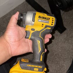 1/4 inch Dewalt cordless impact driver w/ 2Ah battery
