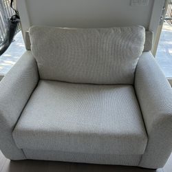 Love Seat - Excellent Condition 