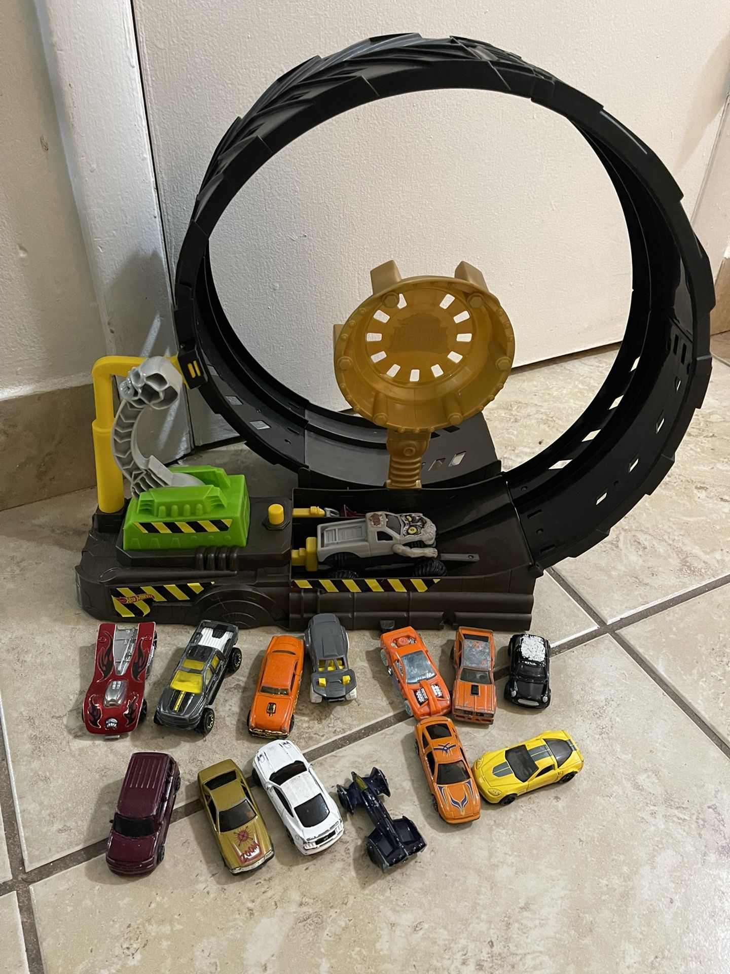 Hot Wheels Launching Loop Truck Set 