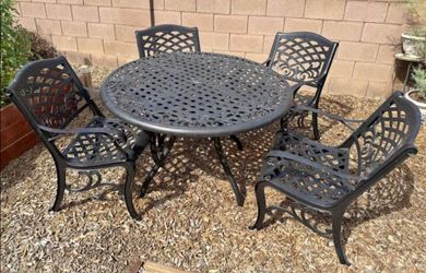 $350 BEAUTIFUL PATIO SET 4 CHAIRS AND TABLE
