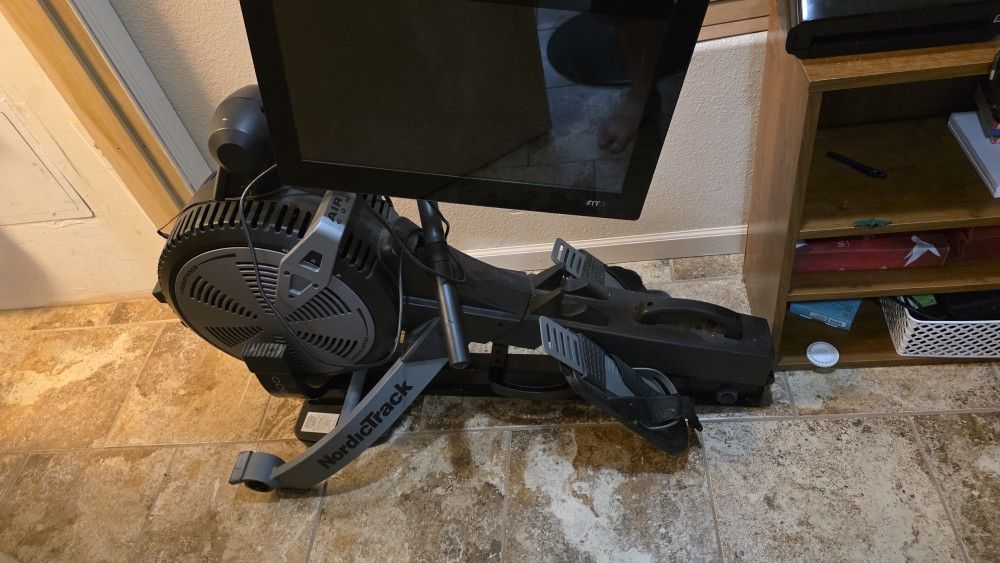 πͺ For Sale: NordicTrack RW900 Rowing Machine β $800 (Excellent Condition)