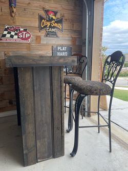 Bar w/ 2 chairs