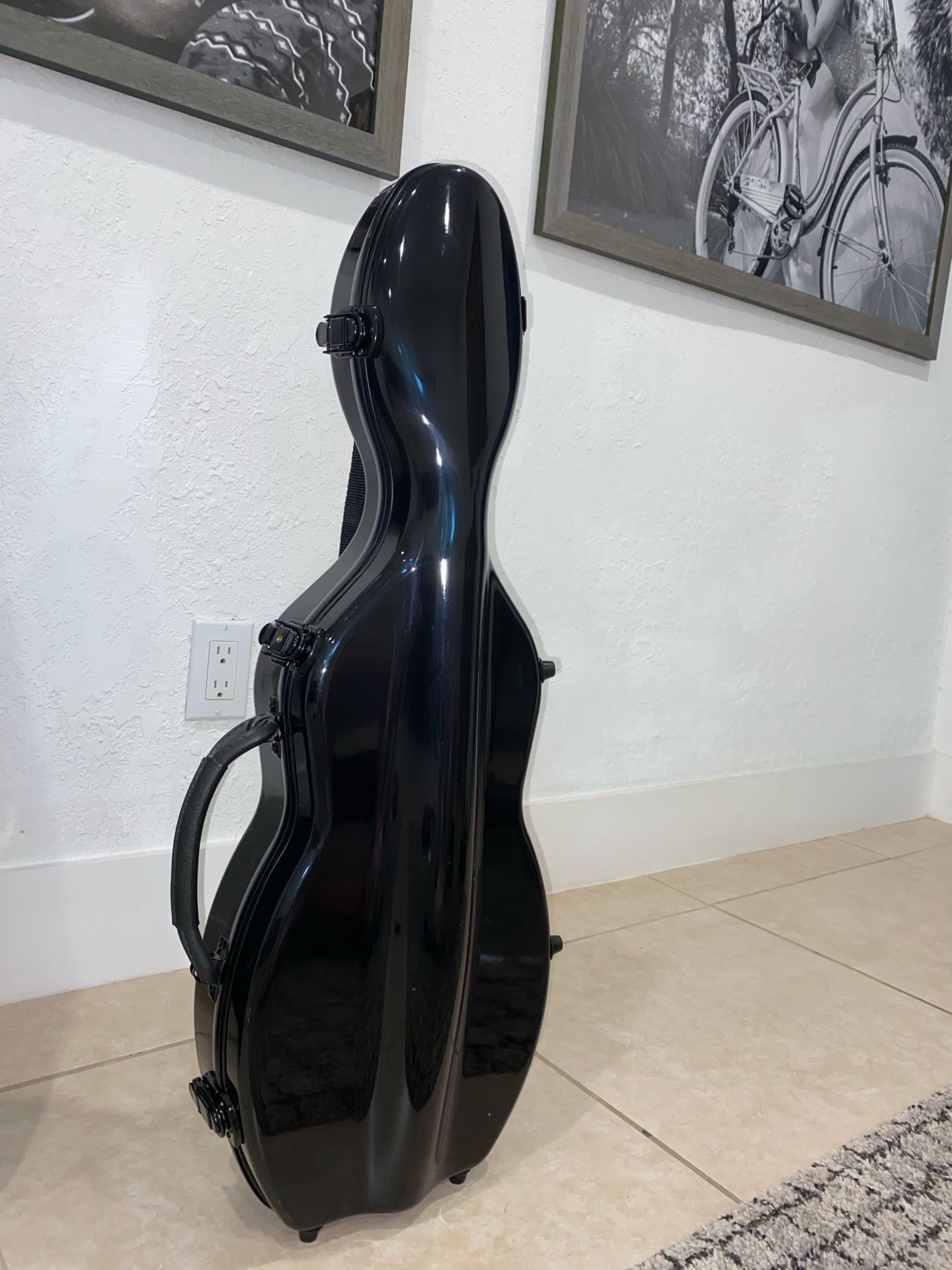 Violin Case, black. Fiberglass 4/4 Violin Case from Allegro Music Store.