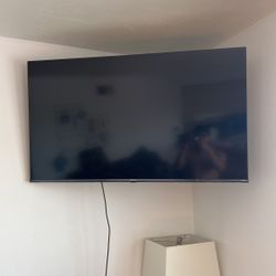 40 Inch Hisense TV  (Like New)