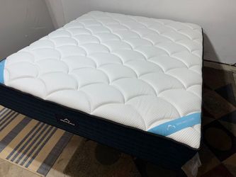 DreamCloud Premier Cali King Mattress - LIKE NEW! Delivery Available