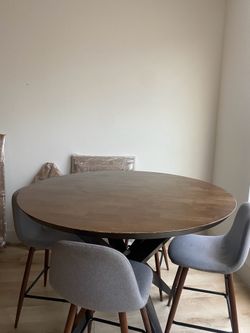 Table w/ 4 chairs