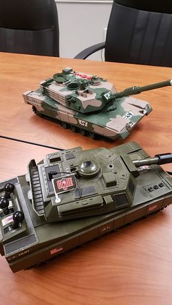 2 vintage G.I JOE BATTLE TANKS