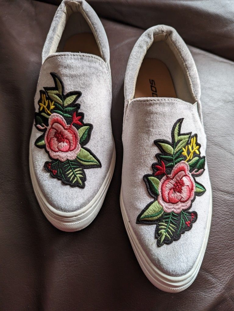 Soda Rose embroidered gray velvet loafers sz 9