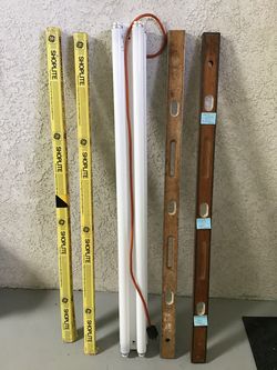 4 foot Shoplight and (2) 4 foot wooden levels everything $20