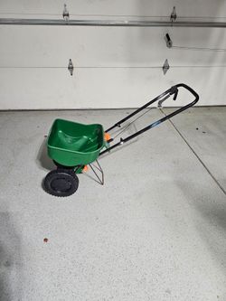 Turf Broadcast Spreader