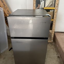 Vissani Mini Fridge 