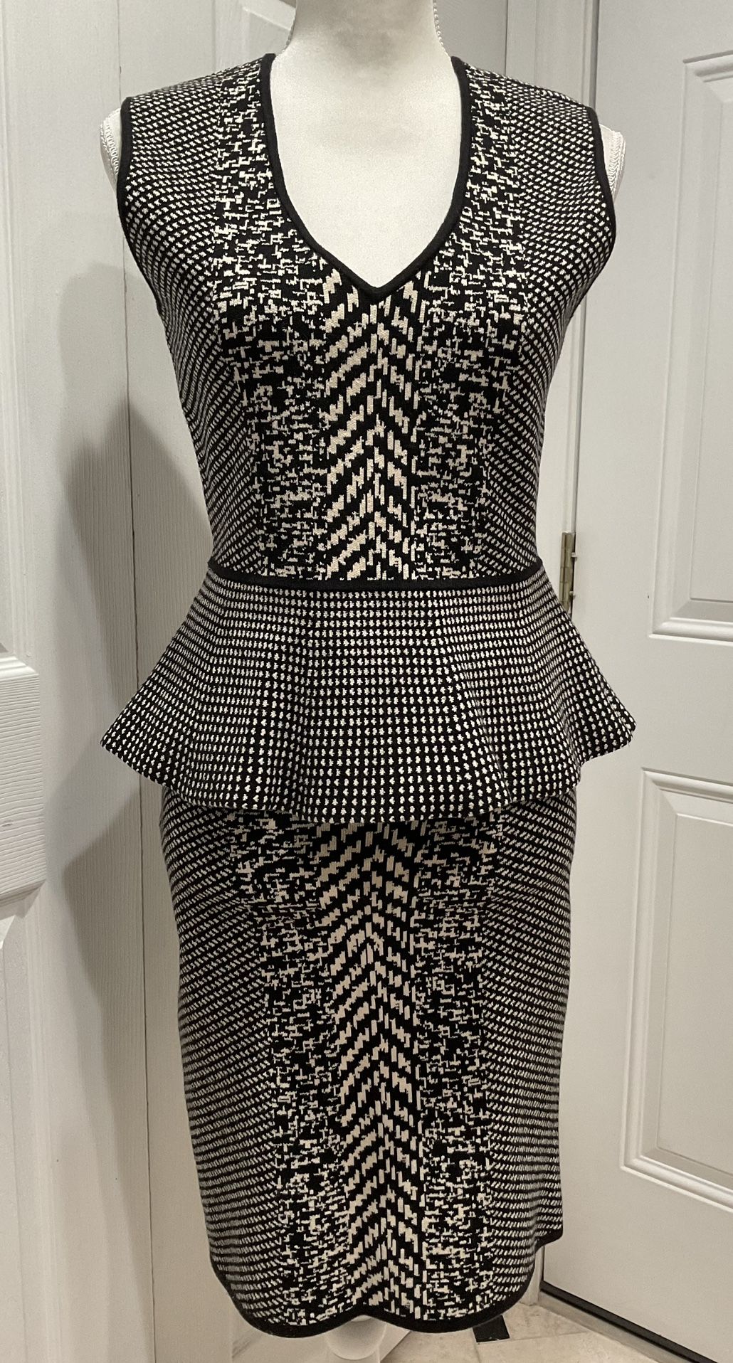 BCBGMaxAzria Women’s Two Piece Pencil Skirt (M) Peplum Top (S) Set, Size M/S