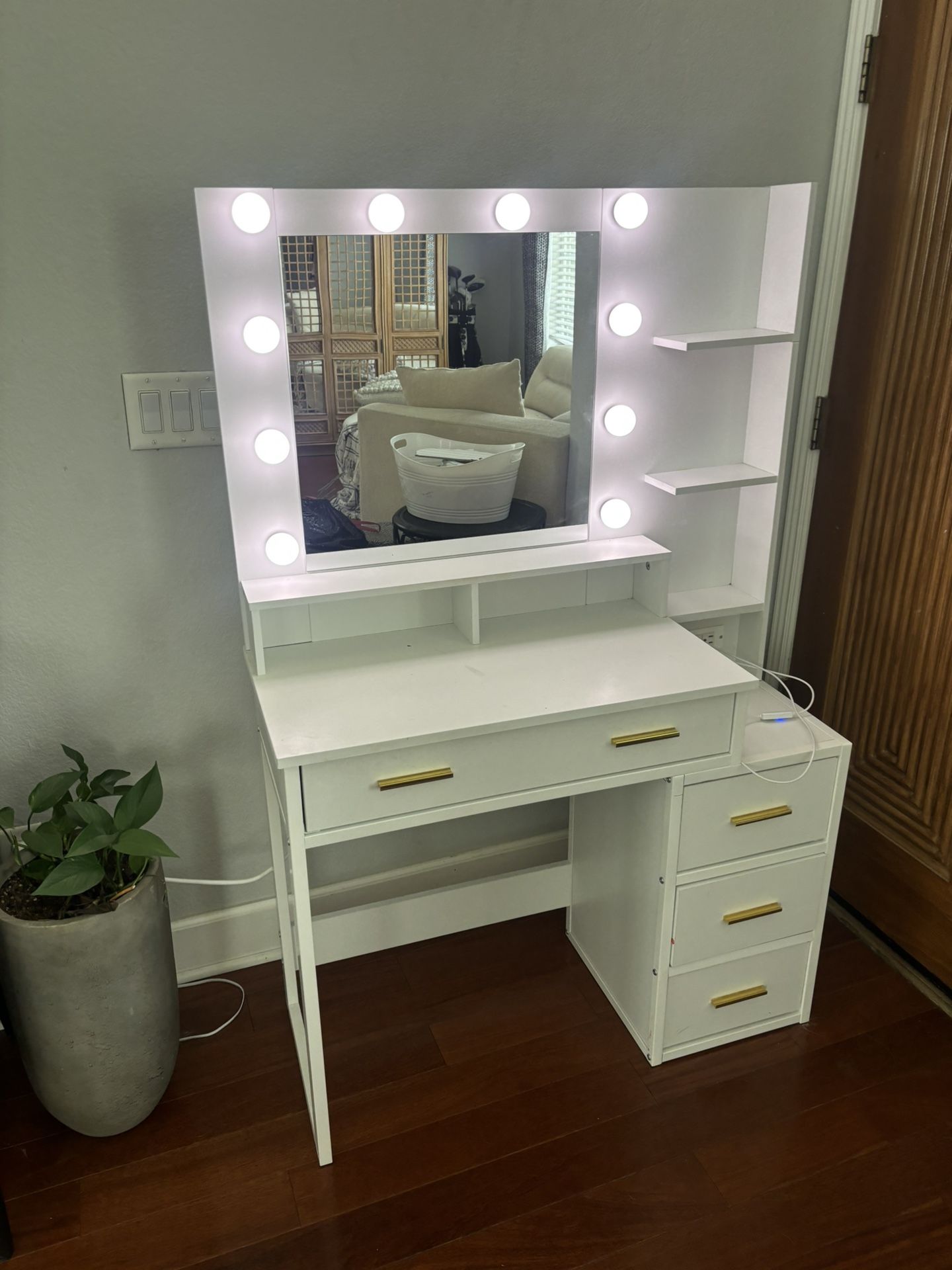 White Vanity Desk With Lights