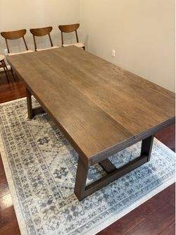 Dining Room Set + Rug – Fantastic Condition – Priced for Quick Sale!