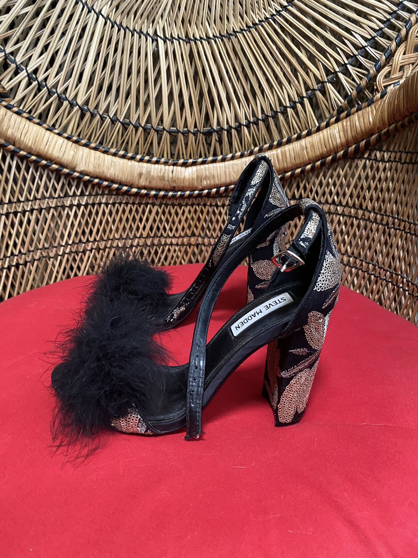 Steve Madden Seaquin/Feather Heels: Size 7.5