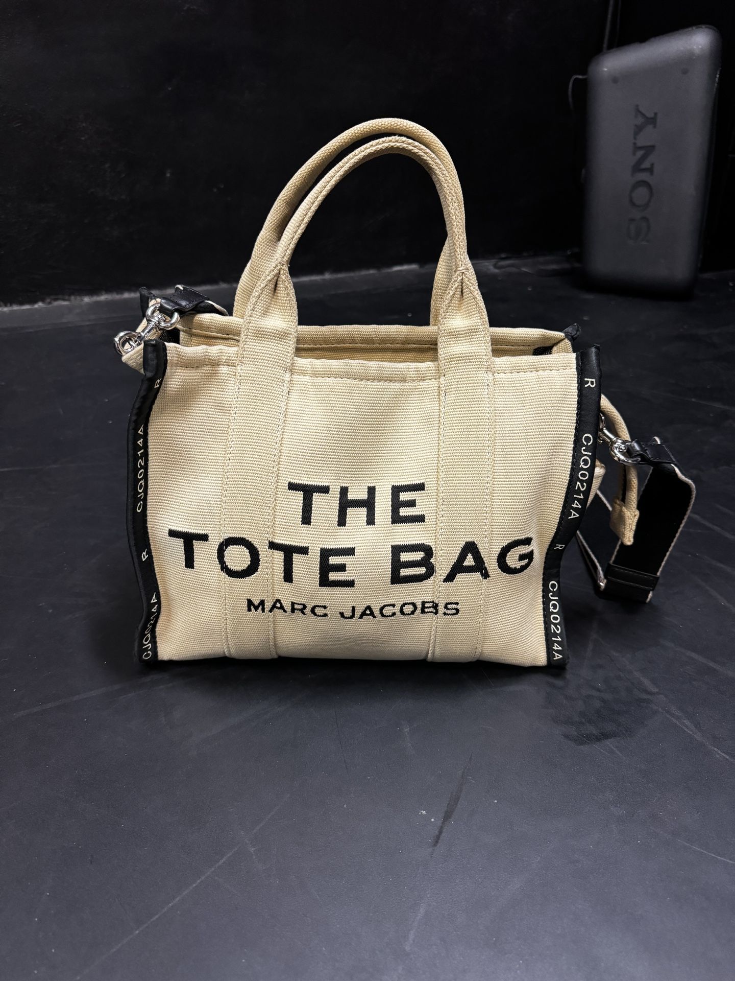 The Tote Bag Marc Jacobs (The Jacard Medium Tote Bag)