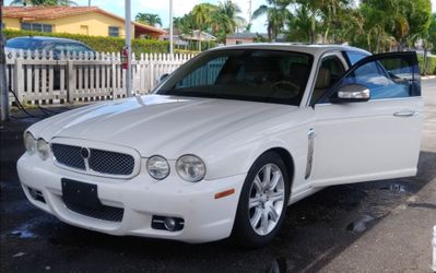 2008 Jaguar xj8  VANDEN PLAS