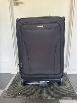 Samsonite 31” Spinner Suitcase 