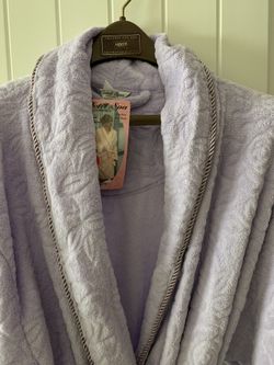 Ladies Robe (size fits most/comparable to a Large)