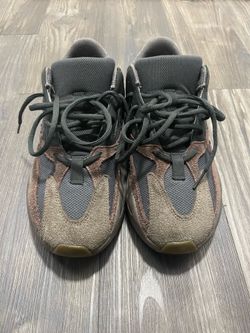 Yeezys Boost 700