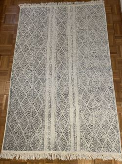 Area Rug 5.5' x 3.5' - Gray & Ivory