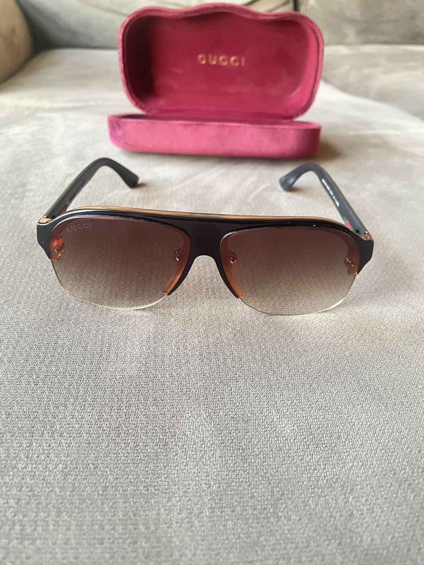 Vintage Gucci sunglasses for women and men unisex Chic Gucci sunglasses brown with a black frame. Brown gradient lenses. Elegant design. Gentle used