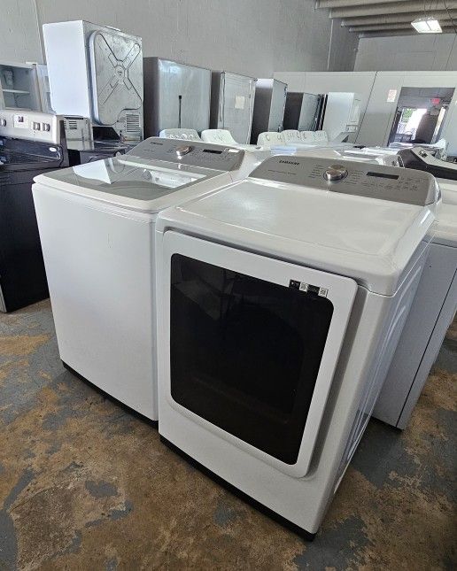 SAMSUNG WASHER AND DRYER SET.