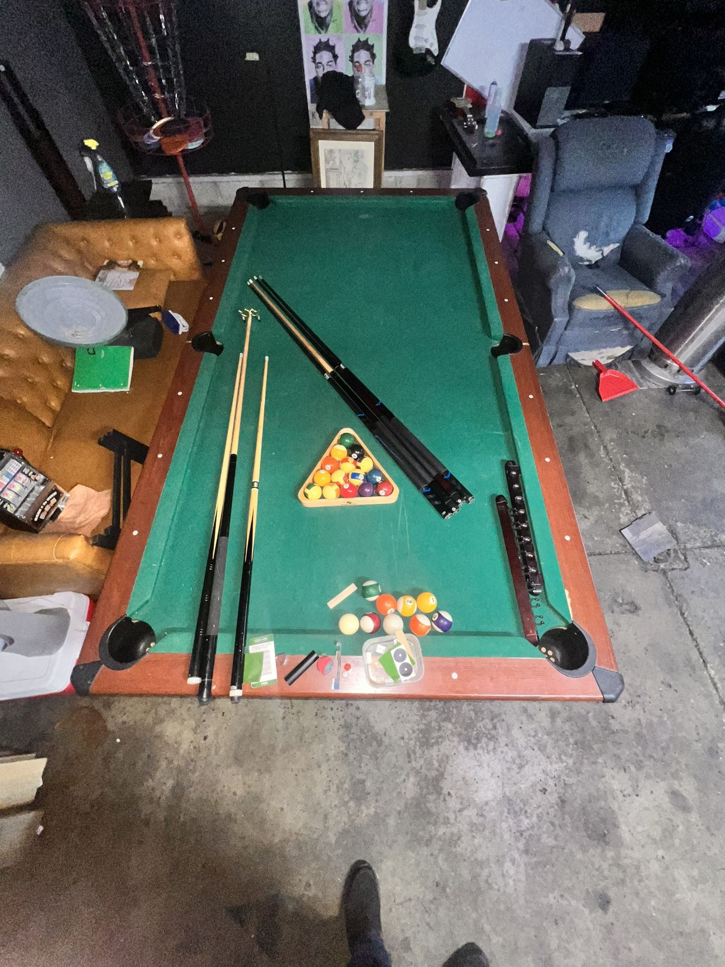 Pool table with Slate Top + accessories