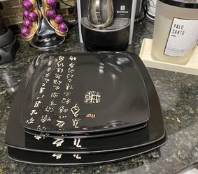 Total set of 4 Black beautiful plates with design 