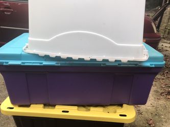 Plastic foot locker